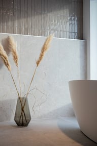 hemse_v60x120_g60x60_v-lilly-latte_badrum bilde 2